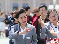 大风袭扰北京 市民风中出行