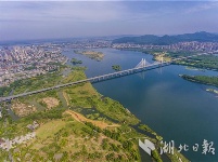 襄阳月亮湾公园：湿地如画城中绘
