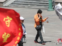 大风袭扰北京 市民风中出行