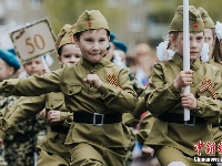 俄罗斯萌娃穿军装游行 纪念卫国战争胜利74周年