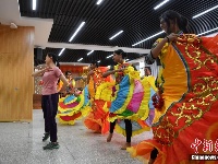 印度中学生昆明交流 学跳中国舞