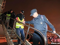 “蓝天行动” 破获系列社交电信网络诈骗案 57名犯罪嫌疑人被押解回上海