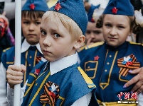 俄罗斯萌娃穿军装游行 纪念卫国战争胜利74周年