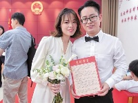 幸福领证“我爱你”