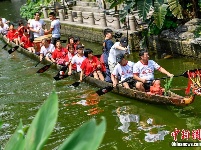 广州荔湾泮塘起龙 唤醒湖底“沉睡”一年龙舟
