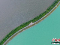 航拍南昌瑶湖双色景观 一半灰色一半碧绿