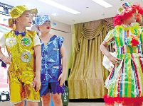 小学生用塑料袋制成时尚服装