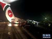 一架客机在缅甸降落时滑出跑道 飞机断成三截