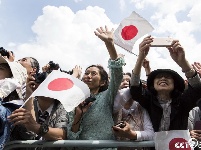 日本德仁天皇夫妇首次公开亮相 接受国民参贺
