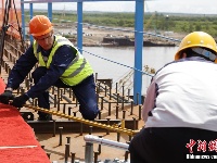 中俄合建首座跨境公路大桥合龙