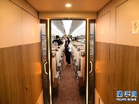 我国时速600公里高速磁浮试验样车下线