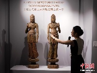 清雍正青花折枝花果纹大尊亮相佳士得香港春拍