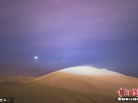 甘肃酒泉夏夜星空美 星光璀璨点亮夜空