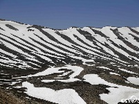 黎巴嫩北部积雪数米厚 车辆行驶雪墙之间