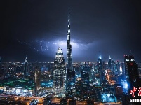 迪拜遭遇雷暴天气 闪电击中世界最高建筑哈利法塔