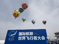2019世界飞行者大会开幕 飞行员空中炫技
