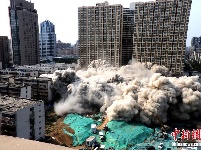 1.176吨炸药引爆 郑州两栋城中村高楼实施爆破拆除