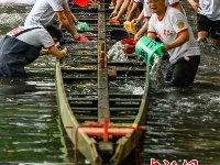 广州荔湾泮塘起龙 唤醒湖底“沉睡”一年龙舟