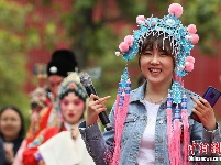 戏曲进高校玩快闪 “圈粉”大学生