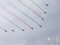 2019世界飞行者大会开幕 飞行员空中炫技
