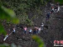 攀岩受捧 游客鄂湘赣交界处体验“飞檐走壁”