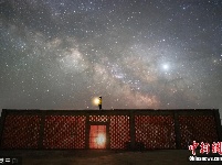 甘肃酒泉夏夜星空美 星光璀璨点亮夜空