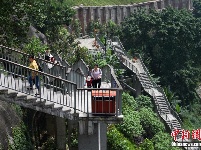 重庆现“魔鬼归家路” 市民回家先爬山