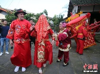 俄罗斯媒体代表体验川东婚俗