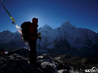 登山者登珠峰导致拥堵 数百人峰顶排队等数小时