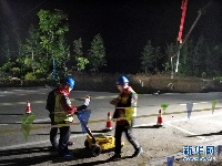 青岛一地铁工地坍塌5名工人被困