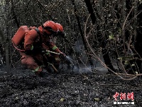 云南安宁山火火场西线整体控制 南线仍有火点火线