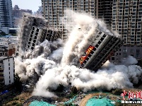 1.176吨炸药引爆 郑州两栋城中村高楼实施爆破拆除