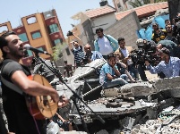 加沙废墟上的音乐会 民众享受片刻安宁