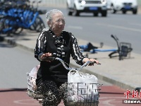 大风袭扰北京 市民风中出行