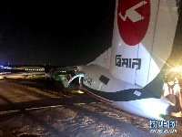 一架客机在缅甸降落时滑出跑道 飞机断成三截