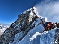 登山者登珠峰导致拥堵 数百人峰顶排队等数小时