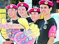 乘务员用英日韩三国语言推介武汉