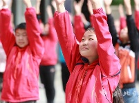 竹山希望小学师生习炼易筋经