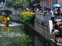 广州荔湾泮塘起龙 唤醒湖底“沉睡”一年龙舟