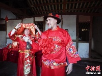 俄罗斯媒体代表体验川东婚俗