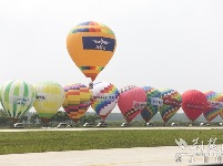 2019世界飞行者大会开幕 飞行员空中炫技
