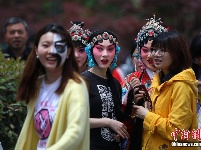 戏曲进高校玩快闪 “圈粉”大学生