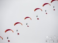 2019世界飞行者大会开幕 飞行员空中炫技
