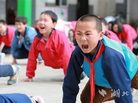 竹山希望小学师生习炼易筋经