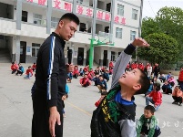 竹山希望小学师生习炼易筋经
