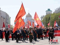 俄罗斯民众参加游行 庆祝“五一”国际劳动节