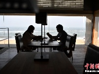 图书馆坐落海边 号称“最孤独的图书馆”