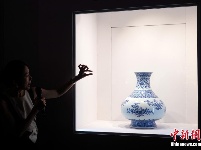 清雍正青花折枝花果纹大尊亮相佳士得香港春拍