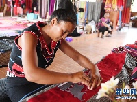 云南西盟：创新民族纺织工艺助佤族村民增收