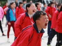 竹山希望小学师生习炼易筋经